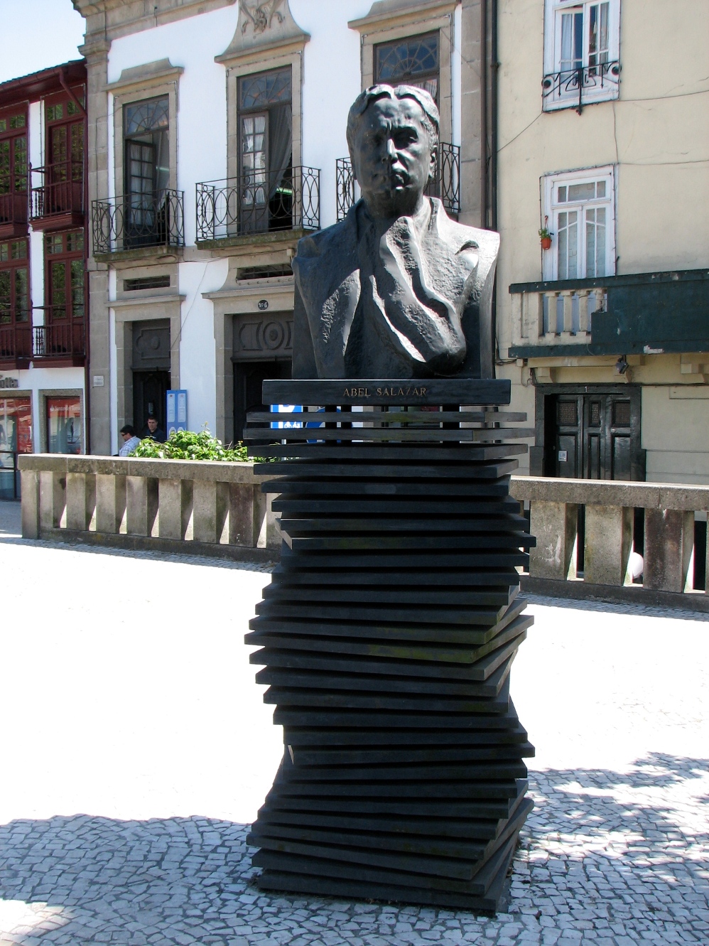 Abel Salazar's bust, Guimarães (2).JPG